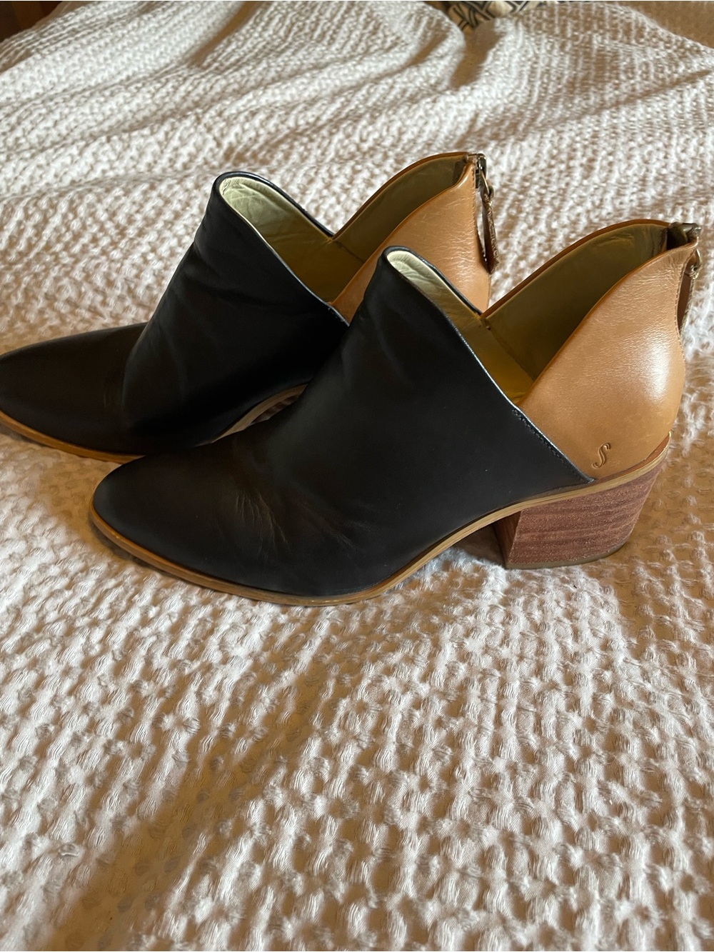 Sseko Designs Black & Cognac Leather Ankle Boots Size 8
